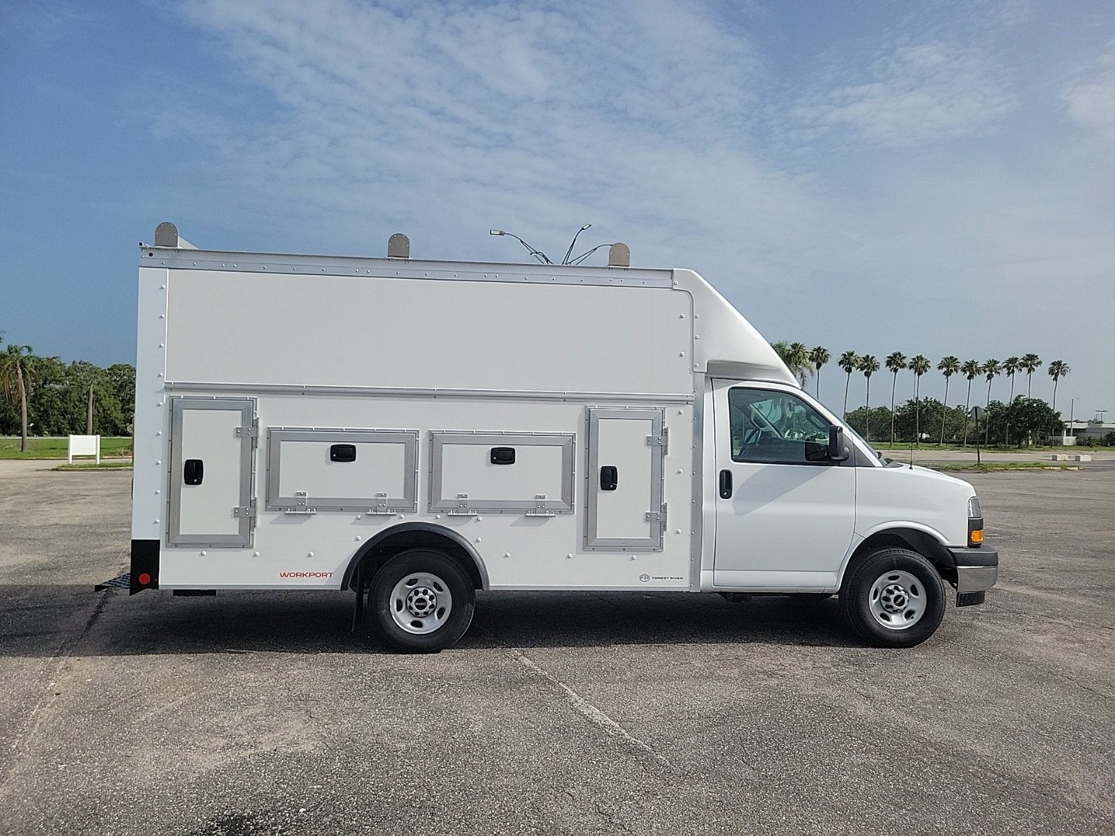 2025 GMC Savana Cutaway 4500 2WT
